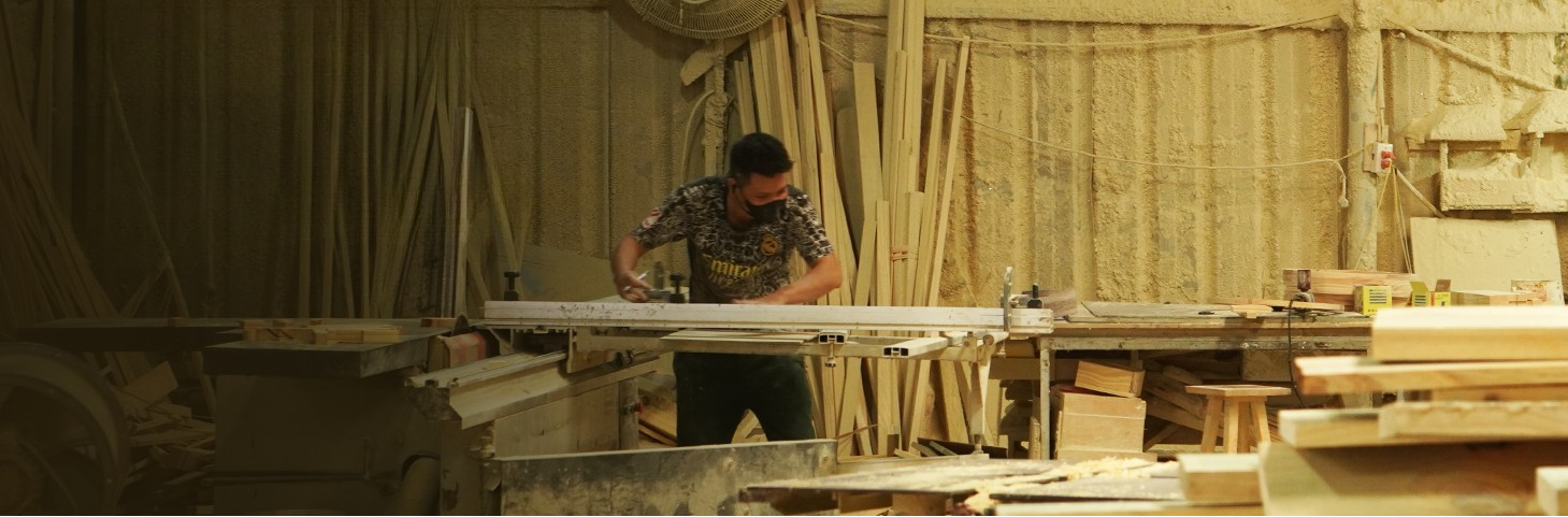 Man working with wood in a workshop1621243260e1af0c20-0